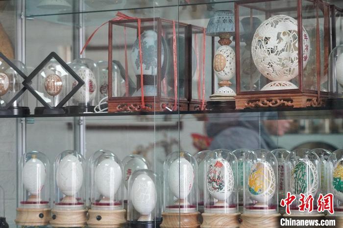 圖為吳義澤收藏柜內(nèi)的蛋雕作品?！【琶赖ぴ?攝