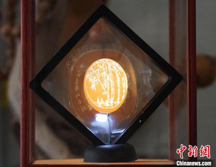 圖為吳義澤新包裝給蛋雕呈現(xiàn)立體感?！【琶赖ぴ?攝