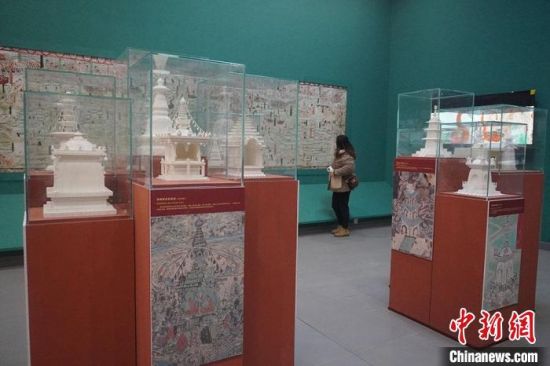 圖為觀眾欣賞數(shù)字復(fù)制壁畫?！【琶赖┰?攝