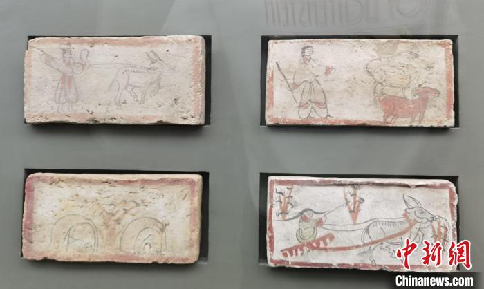 圖為嘉峪關(guān)長(zhǎng)城博物館館藏文物魏晉墓彩繪畫(huà)像磚中豐富多彩的古代農(nóng)牧業(yè)生產(chǎn)活動(dòng)。(資料圖) 丁思 攝