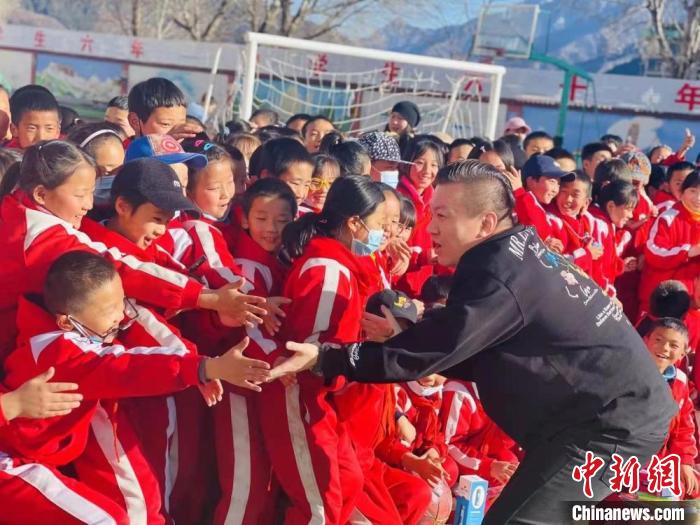 1月初，第五屆“街舞進藏鄉(xiāng)”公益助學活動在甘肅甘南結束，旨在讓藏族學子感受到街舞魅力?！￡惿菩?攝