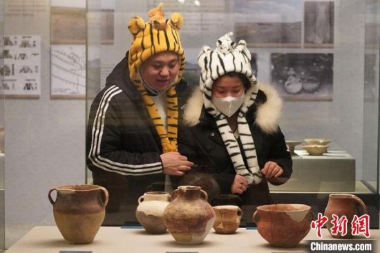 圖為市民戴虎頭帽在博物館內(nèi)參觀。九美旦增 攝