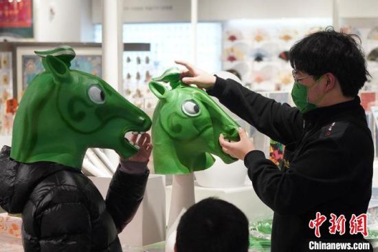 圖為“神馬來了”銅奔馬頭套。　九美旦增 攝