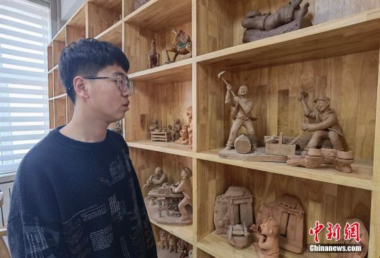 圖為學(xué)生介紹作品。 劉玉桃 攝