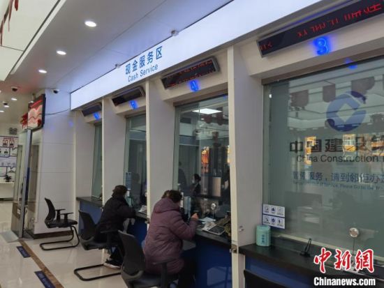 圖為蘭州市民在銀行兌換新鈔。　徐雪 攝