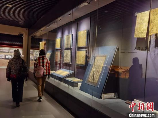 圖為蘭州市民參觀博物館展品。　徐雪 攝
