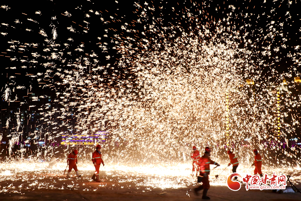 【隴拍客】炫彩奪目！非遺絕技永靖王氏“打鐵花”綻放夜空引關(guān)注