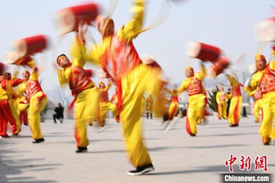 2019年2月19日，演員在黃河岸邊的蘭州水車博覽園內(nèi)進(jìn)行太平鼓表演，歡慶元宵佳節(jié)。(資料圖) 　楊艷敏 攝