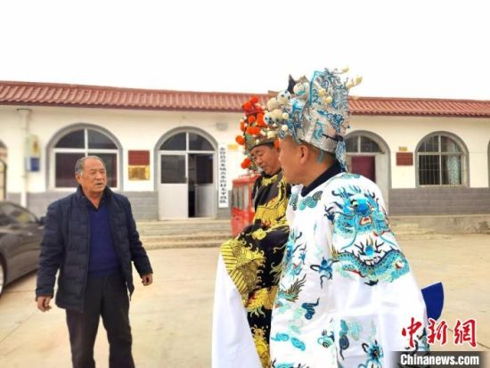 圖為69歲的“苦水高高蹺”國家級(jí)傳承人巨海全(左一)，叮囑徒弟們高高蹺練習(xí)技巧要領(lǐng)?！￠Z姣 攝