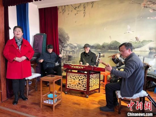 圖為蘭州鼓子表演者王常玉登臺(tái)演唱，她是這項(xiàng)入列國家級(jí)非物質(zhì)文化遺產(chǎn)的曲藝表演者中，為數(shù)不多的女演員?！堨下?攝