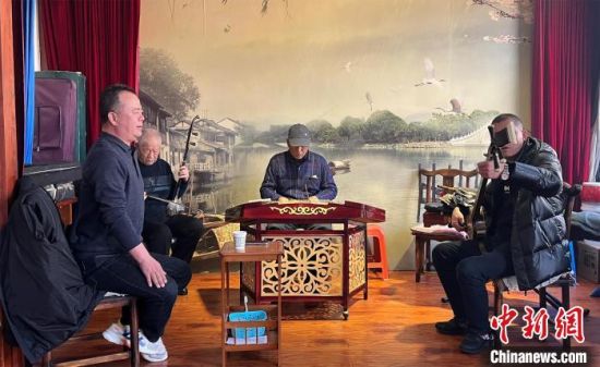 圖為蘭州鼓子愛好者在傳習(xí)所內(nèi)互相搭檔上臺(tái)演出?！堨下?攝