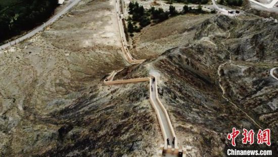 圖為甘肅嘉峪關(guān)懸臂長城吸引游客打卡 。(資料圖) 李亞龍 攝