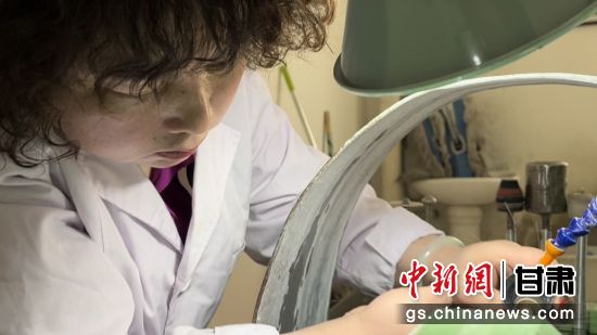 夜光杯制作學(xué)徒謝小琴坦言，雖工作枯燥，但是能夠掌握國家級非遺技藝是很自豪的。王牧雨 攝