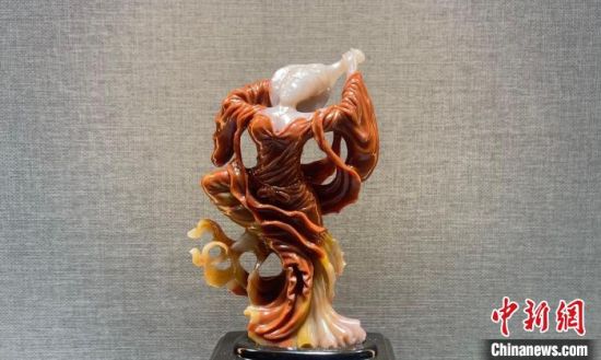 圖為翩然起舞的飛天玉雕?！「攥?攝