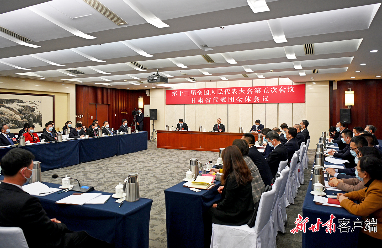 甘肅代表團舉行全體會議，尹弘主持并講話