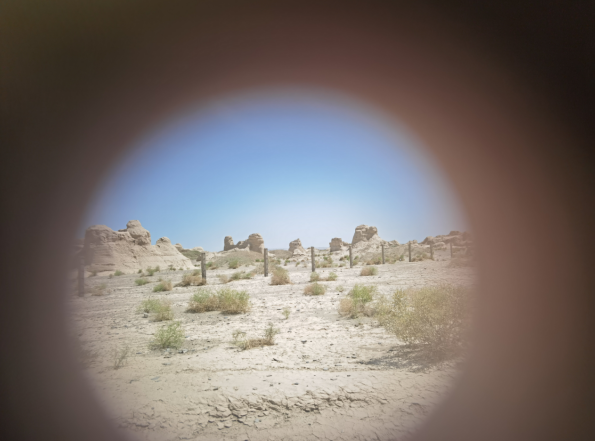 插圖2：透過(guò)河西走廊遺存的古陶片孔洞所見(jiàn)。攝影：陳曉斌。拍攝日期：2020年6月。