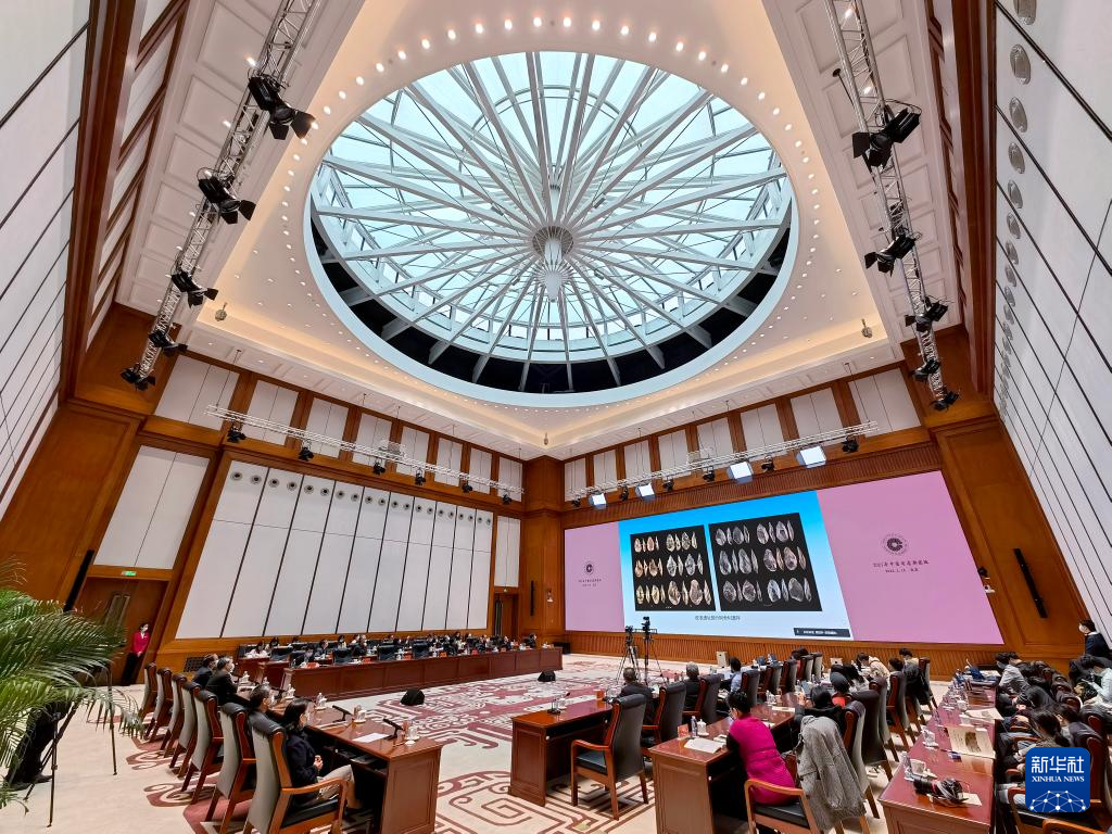 3月18日，“中國(guó)社會(huì)科學(xué)院考古學(xué)論壇·2021年中國(guó)考古新發(fā)現(xiàn)”進(jìn)行入選項(xiàng)目報(bào)告環(huán)節(jié)（手機(jī)照片）。