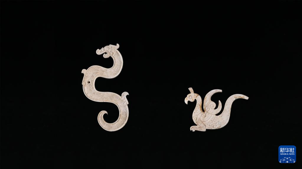 江西樟樹市國(guó)字山戰(zhàn)國(guó)墓葬出土玉龍、玉鳳（資料圖）。