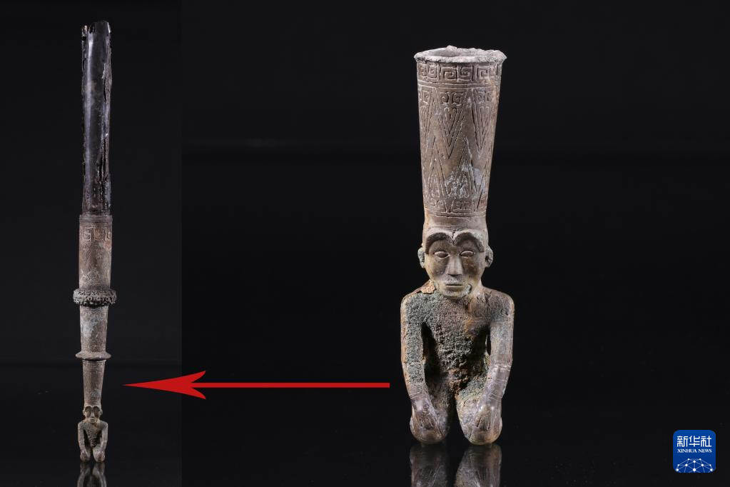 江西樟樹市國(guó)字山戰(zhàn)國(guó)墓葬出土銅跽坐人鐓（資料圖）。