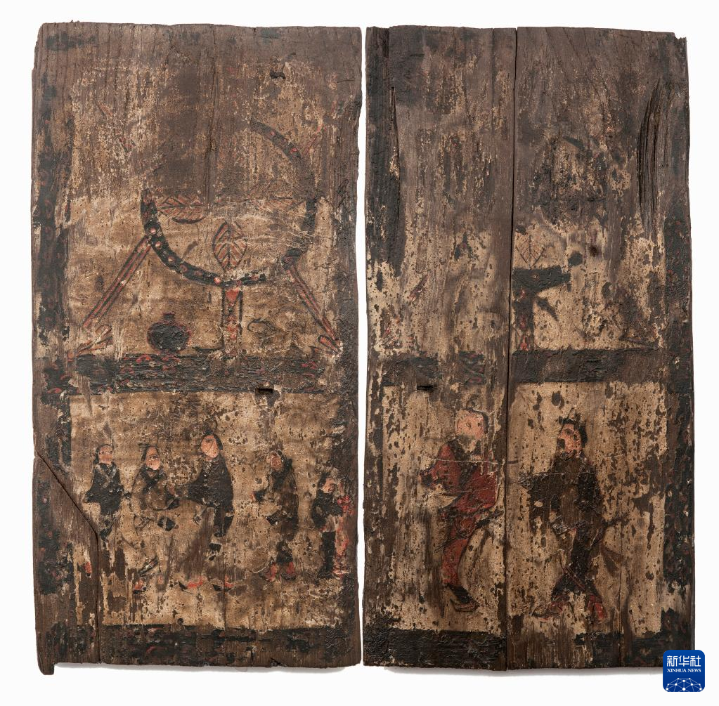 湖北云夢(mèng)縣鄭家湖戰(zhàn)國(guó)秦漢墓地的一處板門繪畫（資料圖）。