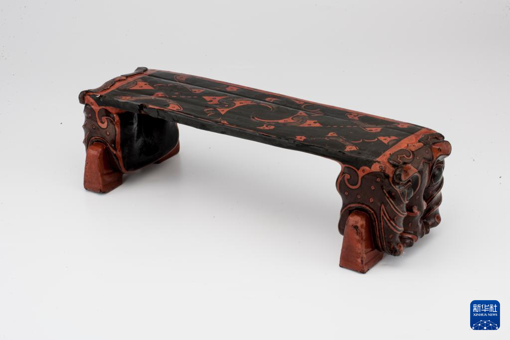 湖北云夢(mèng)縣鄭家湖戰(zhàn)國(guó)秦漢墓地出土漆木虎頭枕（資料圖）。