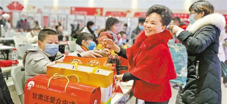 身殘志堅(jiān)的郭淑芳與愛同行37年 點(diǎn)一盞燈，照亮別人也照亮自己