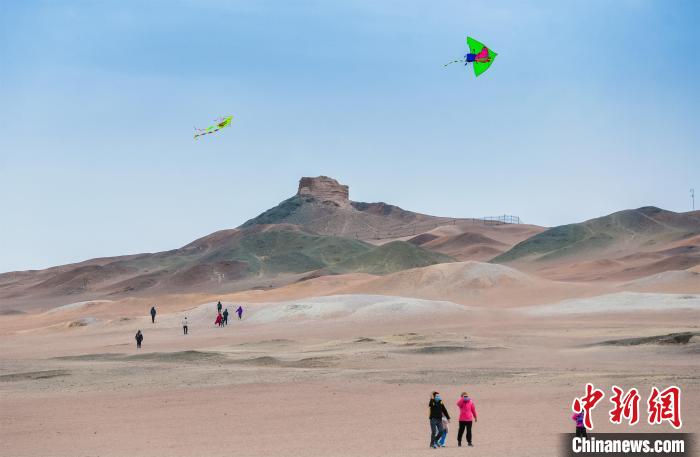 圖為市民正在陽(yáng)關(guān)景區(qū)放風(fēng)箏。　王斌銀 攝