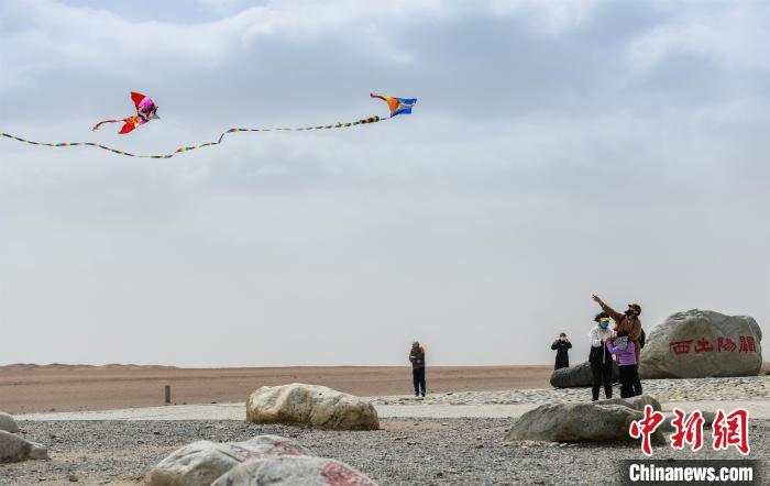 圖為市民正在陽(yáng)關(guān)景區(qū)放風(fēng)箏?！⊥醣筱y 攝