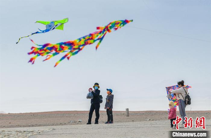 圖為孩童在父母的陪伴下放風(fēng)箏?！⊥醣筱y 攝