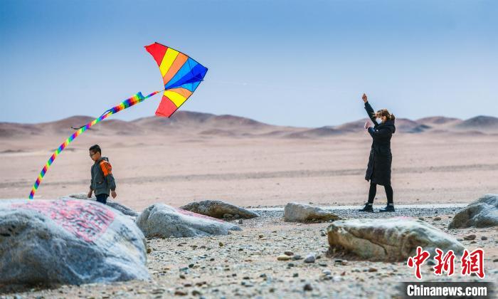 圖為市民正在陽(yáng)關(guān)景區(qū)放風(fēng)箏?！⊥醣筱y 攝