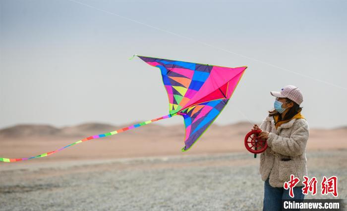 圖為市民正在陽(yáng)關(guān)景區(qū)放風(fēng)箏?！⊥醣筱y 攝