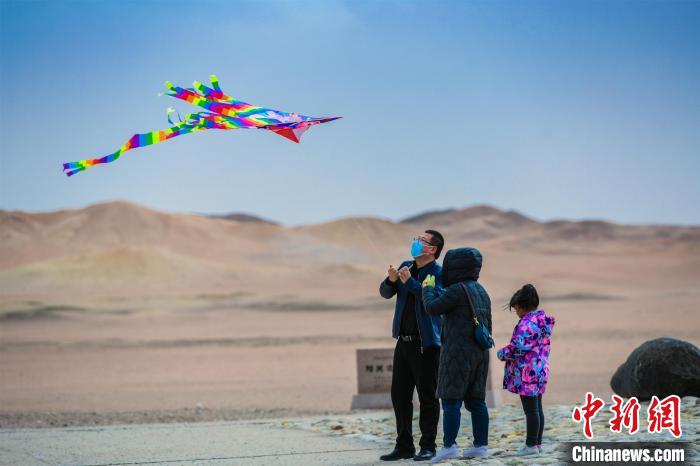 圖為市民正在陽(yáng)關(guān)景區(qū)放風(fēng)箏?！⊥醣筱y 攝