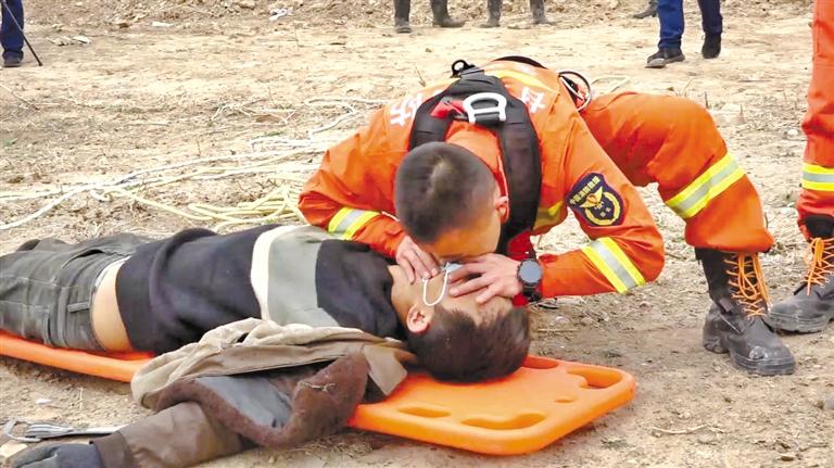 天水：消防員人工呼吸救回中毒農(nóng)民工 我們?yōu)槟泓c贊！