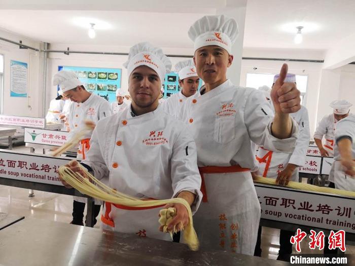 圖為外國留學(xué)生學(xué)習(xí)牛肉面的制作。(資料圖) 史靜靜 攝