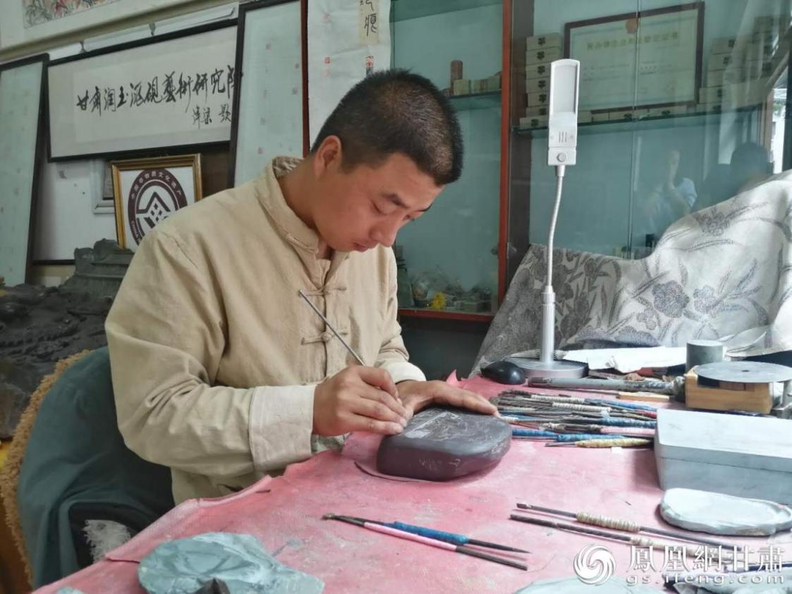 洮硯制作技藝第六代傳人、國家藝術(shù)基金資助青年藝術(shù)家、正高級洮硯雕刻藝術(shù)師李江平十年如一日專注于洮硯制作 圖源自網(wǎng)絡(luò)