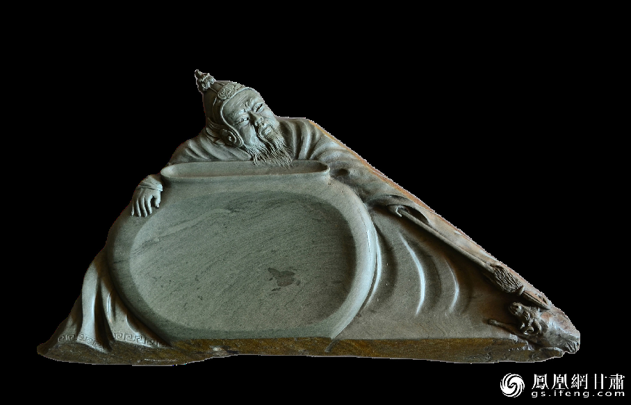 《醉臥沙場君莫笑》硯使王翰《涼州詞》中“醉臥沙場君莫笑，古來征戰(zhàn)幾人回？”的意境躍然硯臺之上。資料圖