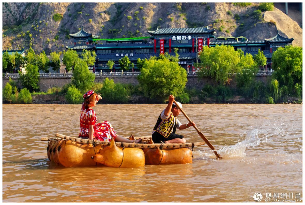 筏子客揮動(dòng)著劈波斬浪的船槳，槳聲中混搭著風(fēng)聲、水聲和男女對(duì)歌的花兒聲。蘭州市文旅局供圖