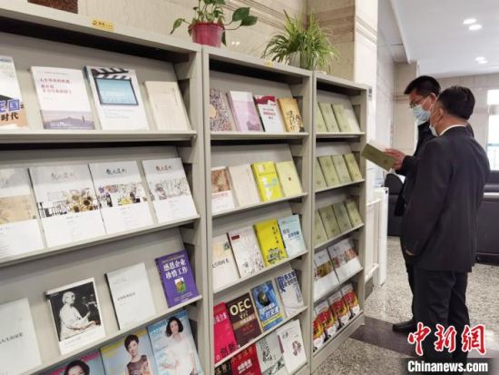 圖為國(guó)網(wǎng)甘肅電力黨校的職工書(shū)架。　徐雪 攝