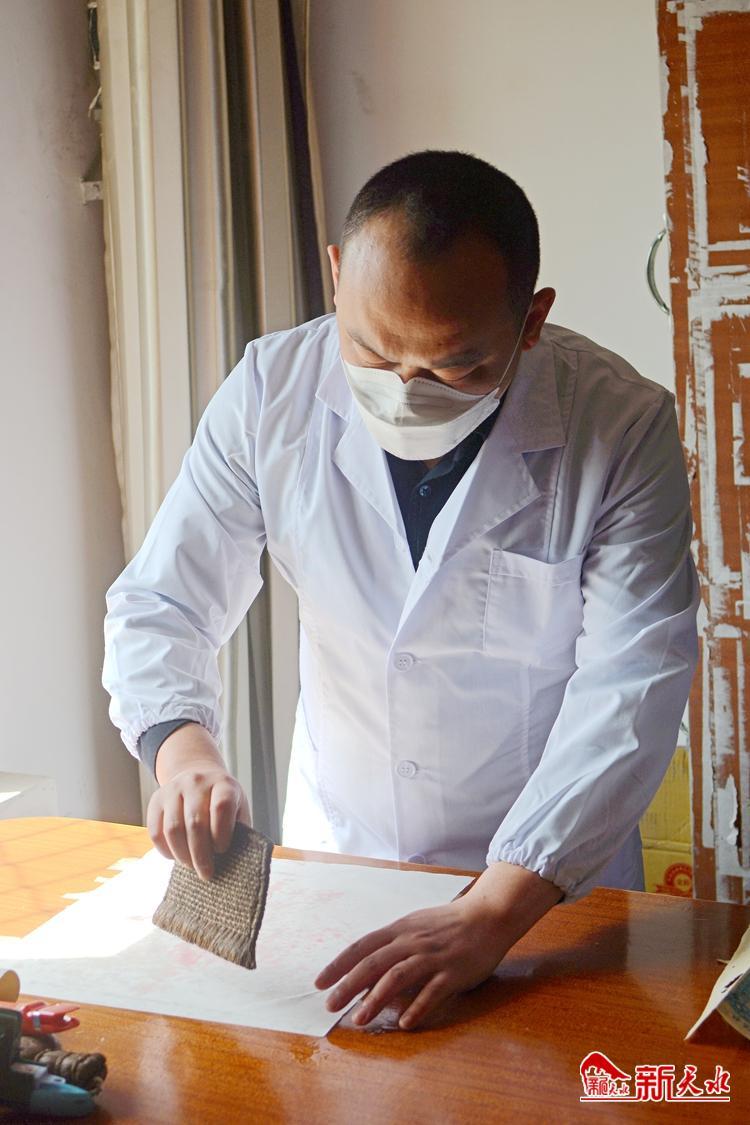 朽爛歷史檔案如何獲新生？看修復師“妙手回春”