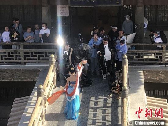 圖為5月以來(lái)，“奧大粒”直播現(xiàn)場(chǎng)引游客圍觀?！《鼗褪形麄鞑抗﹫D