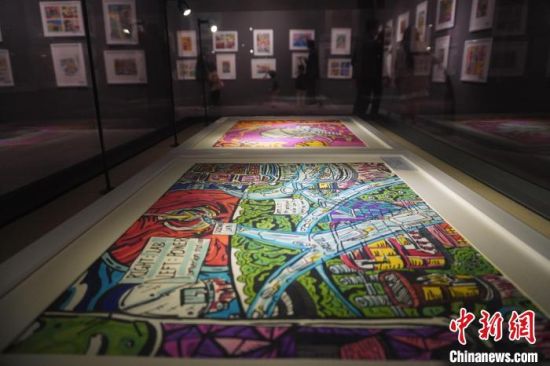 市民參觀少兒美術(shù)展覽。