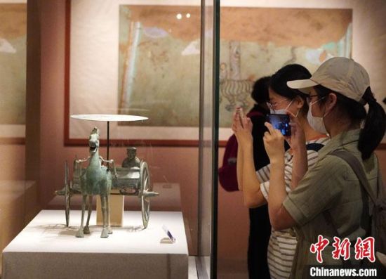 圖為參觀者參觀“大道攸歸：五涼文化展”展陳文物?！【琶赖┰?攝