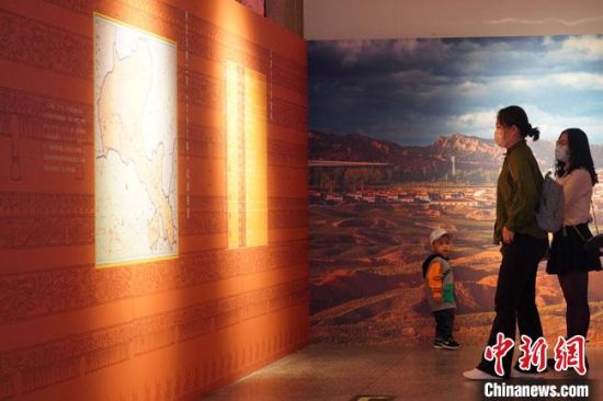 圖為參觀者參觀“大道攸歸：五涼文化展”展陳文物?！【琶赖┰?攝