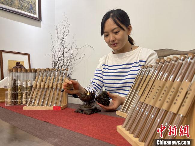 圖為魯雯展示燃香禮儀?！「攥?攝