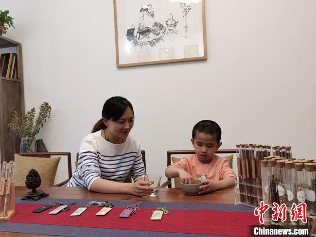 圖為魯雯為小學(xué)員授課和培訓(xùn)?！●T志軍 攝