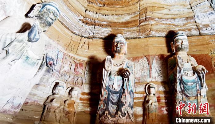 北石窟寺窟內(nèi)造像因受水顯得斑駁?！“瑧c龍 攝