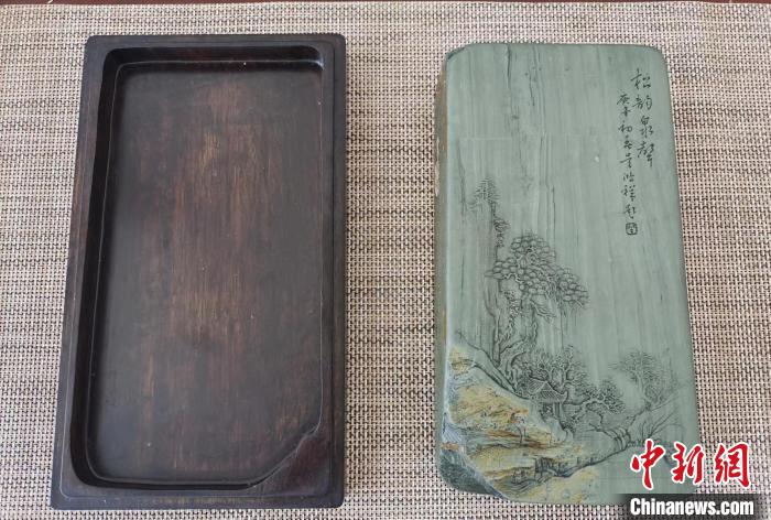圖為甘肅甘南州洮硯藝人為提升洮硯文化內(nèi)涵，制作“一盒一拓”成品展示。(資料圖) 張婧 攝
