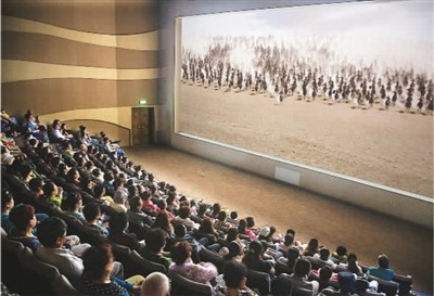 游客在莫高窟數(shù)字展示中心觀看主題電影《千年莫高》。