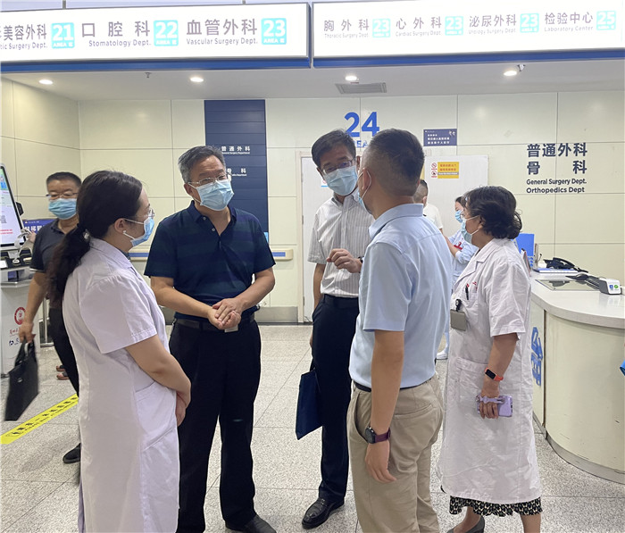 7月12日，甘肅省紀(jì)委監(jiān)委派駐省衛(wèi)健委紀(jì)檢監(jiān)察組紀(jì)檢監(jiān)察干部在蘭大二院門診開展疫情防控監(jiān)督檢查。魏雪 攝.jpg