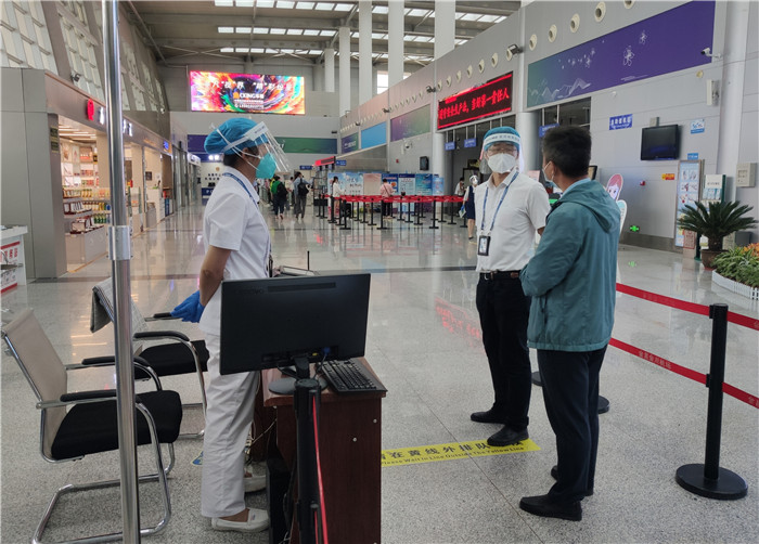 7月15日，金昌市金川區(qū)紀(jì)委監(jiān)委駐區(qū)委政法委紀(jì)檢監(jiān)察組在金昌機(jī)場監(jiān)督檢查疫情防控措施落實(shí)情況。王曉梅攝.jpg